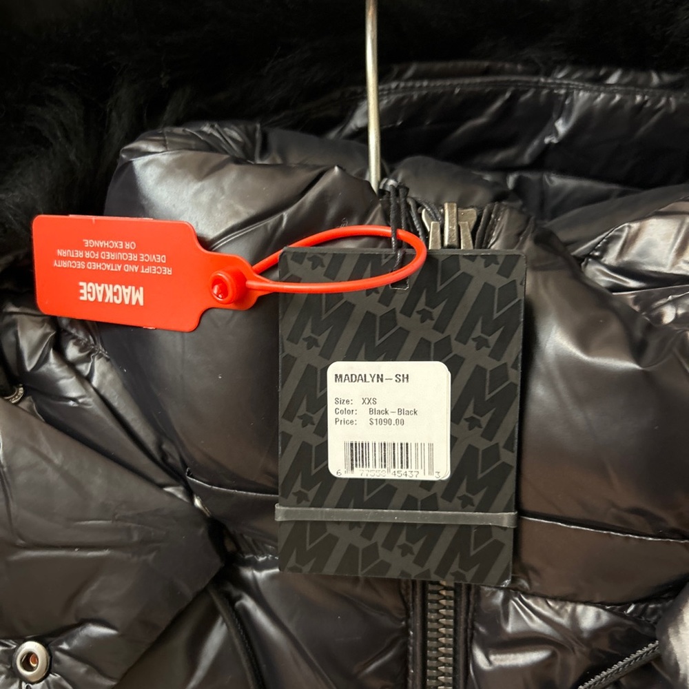 MADALYN 
Light nano down jacket
100% recycled down
Lustrous nylon black.